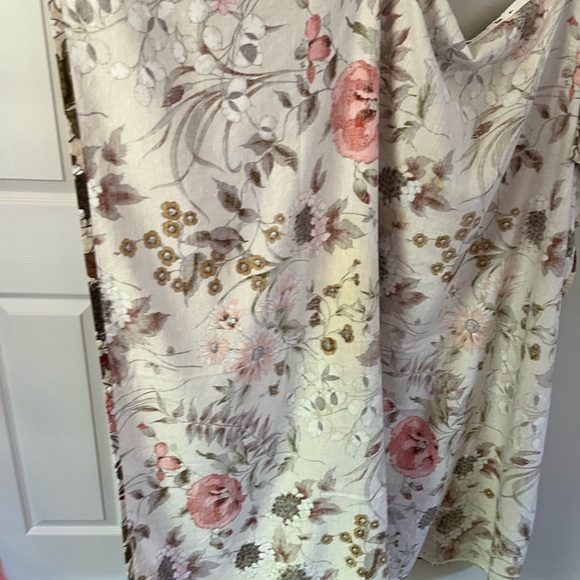 Moygashel Floral Fabric 49.5” x 49” - Picture 4 of 16